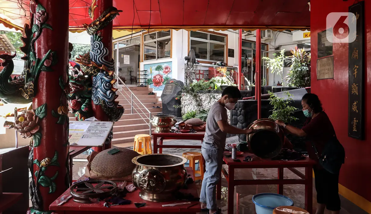 Warga keturunan Tionghoa melakukan ritual bersih-bersih di Vihara Amurva Bhumi, Jakarta, Sabtu (14/1/2022). Tradisi ini rutin dilakukan jelang perayaan Tahun Baru Imlek. (Liputan6.com/Johan Tallo)