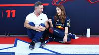 Aktris Amerika Serikat, Drew Barrymore (kanan) berbincang dengan tim prinsipal Red Bull, Christian Horner saat berkunjung ke paddock tim Red Bull Racing menjelang Formula 1 GP Amerika Serikat 2023 di Circuit of The Americas, Austin, Texas, Kamis (19/10/2023) waktu setempat. (AFP/Mark Thompson)