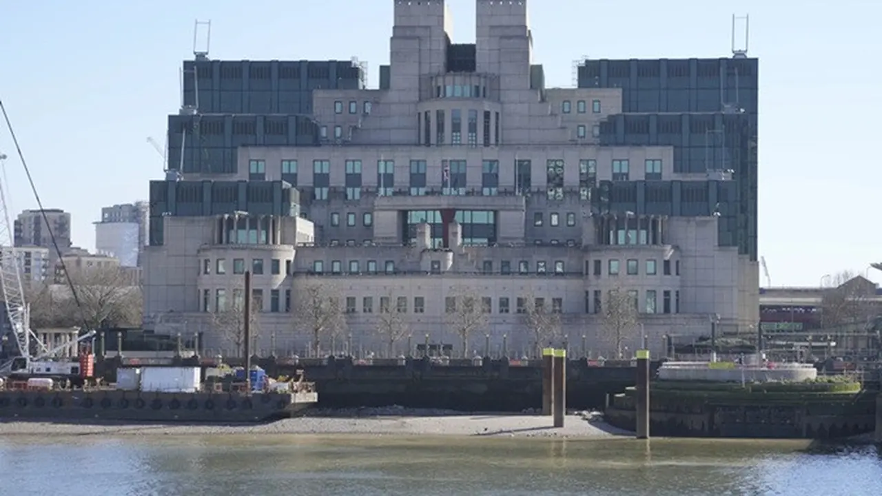Pemandangan dari Markas Besar MI6 di London pada 18 Maret 2025.