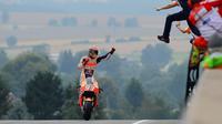 Marc Marquez, pebalap Repsol Honda, melakukan selebrasi setelah memenangi balapan MotoGP Jerman di Sirkuit Sachsenring, Jerman, Minggu (17/7/2016). (Autosport)