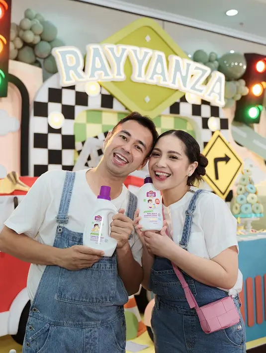 Nagita Slavina tampil menggemaskan mengenakan overall jeans dengan kaus putih polos lengan pendek. Rambut panjang hitamnya dibelah dua dan diikat low bun, membuat penampilannya semakin manis. [Foto: Instagram/raffinagita1717]
