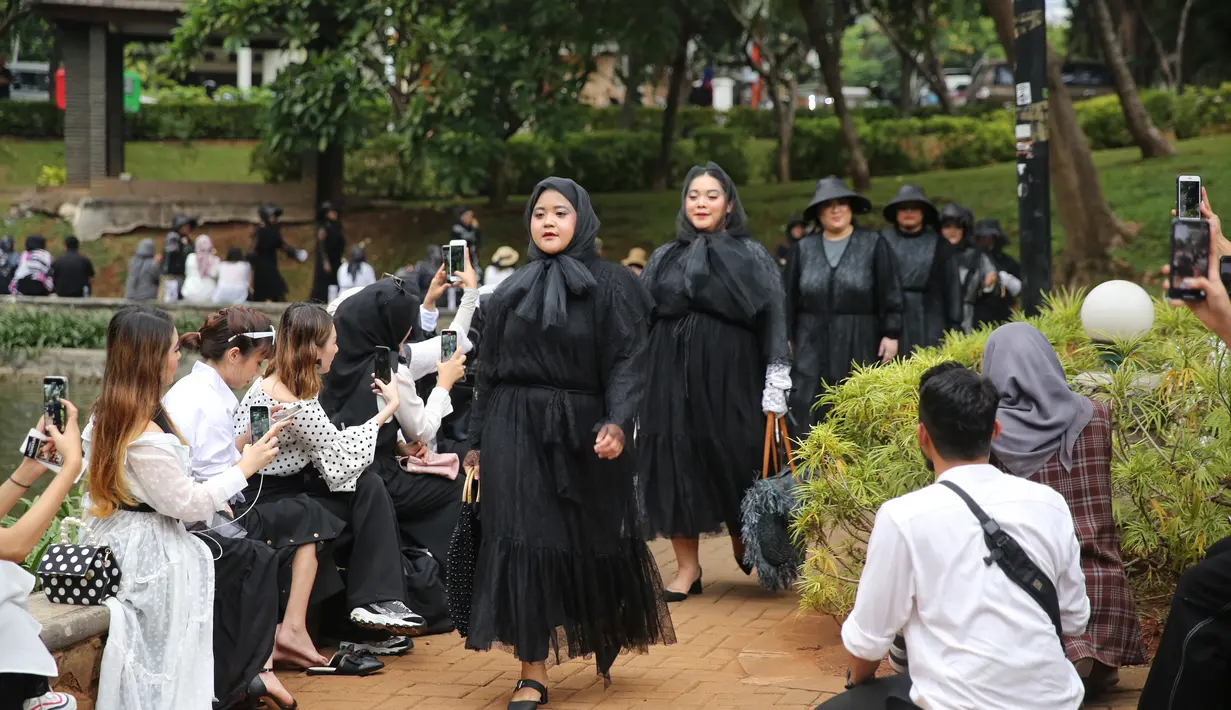 Barli Asmara Rilis Koleksi Monokrom (Adrian Putra/Fimela.com)