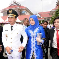  Sigit Purnomo Said atau akrab disapa Pasha Ungu mengggandeng erat tangan istrinya Adelia Pasha usai dilantik menjadi Wakil Wali Kota Palu periode 2016-2021 di halaman kantor itu, Rabu (17/2). (Liputan6.com/Dio Pratama)