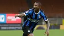 Bek Inter Milan,  Ashley Young  berselebrasi usai mencetak gol ke gawang Torino pada pertandingan lanjutan Liga Serie A Italia di stadion San Siro di Milan, Italia (13/7/2020). Inter Milan menang telak 3-1 atas Torino. (AP Photo/Luca Bruno)