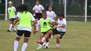 Dua pemain Timnas sepakbola putri Indonesia berebut bola dalam pertandingan internal yang menandai pembukaan pemusatan latihan (TC) proyeksi SEA Games 2021 Vietnam di Lapangan D Kompleks Gelora Bung Karno, Senayan, Jakarta, Senin (8/3/2021). (AFP/Adek Berry)