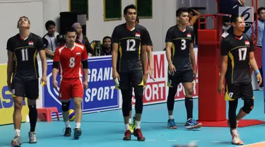 Pemain Timnas voli putra Indonesia berjalan saat melawan Kazakhstan pada Kejuaraan Voli Asia 2017 ke-16 di GOR Tri Dharma, Gresik, Selasa (25/7). Indonesia kalah 3-2 (25-23, 25-27, 21-25, 25-21, 13-15). (Liputan6.com/Helmi Fithriansyah)