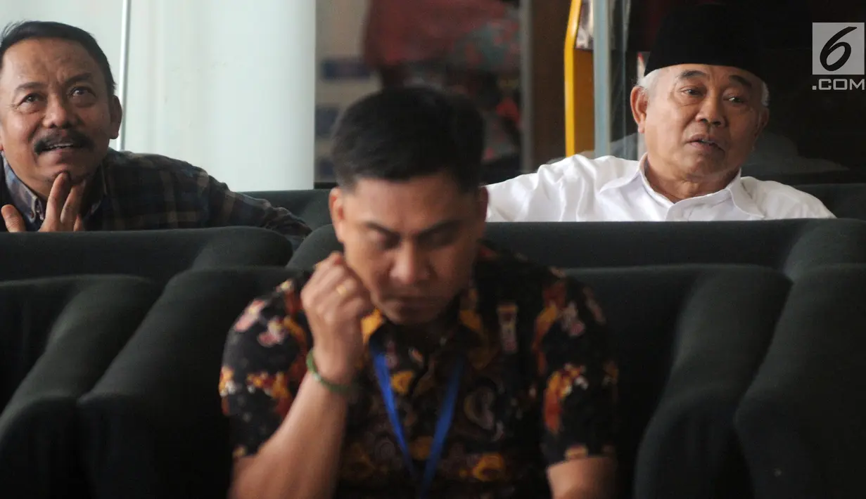 Tokoh PPP Jawa Timur Asep Saifuddin Chalim (kanan) berada di ruang tunggu sebelum menjalani pemeriksaan di Gedung KPK, Jakarta, Senin (25/3). Kiai Asep diperiksa sebagai saksi untuk tersangka Romahurmuziy dalam kasus dugaan suap pengisian jabatan di Kementerian Agama. (merdeka.com/Dwi Narwoko