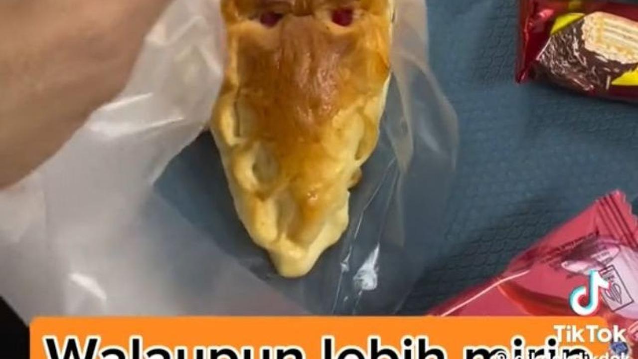 Melestarikan adat Betawi, mereka juga menyiapkan roti buaya berukuran kecil untuk momen lamaran.