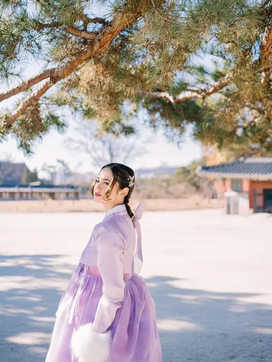 <p>Penampilan Syifa dilengkapi dengan pulasan makeup natural. Untuk rambutnya, Syifa ditata bergaya braid dengan aksesori yang disematkan di rambutnya. [@syifahadju]</p>