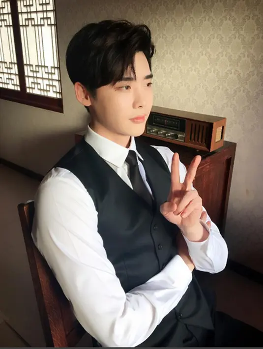 Dalam drama ‘Seven First Kisses’ ini, Lee Jong Suk yang juga berjuang mendapat ciuman pertama Lee Cho Hee akan berperan sebagai aktor papan atas. Di serial drama ini, ia terkenal dengan ketampanannya. (Instagram/Jongsuk)