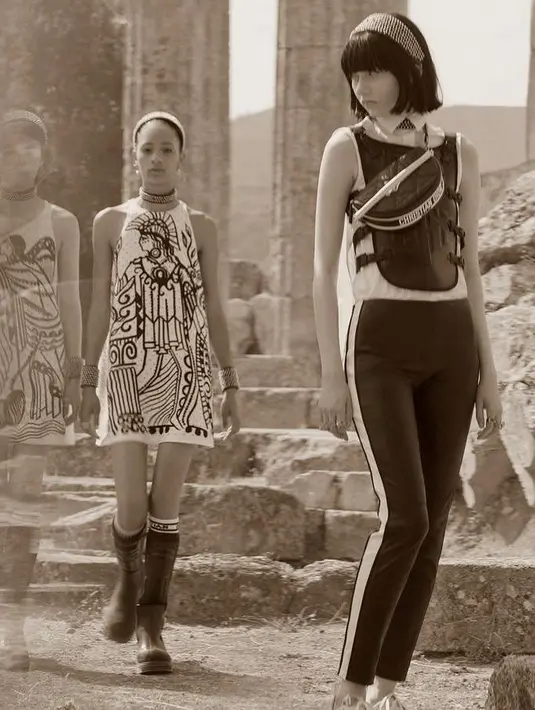 Seperti potret busana ini. Estetika grafis dewi Athena dimuat dalam mini dress warna putih gading. (Dok/Dior).