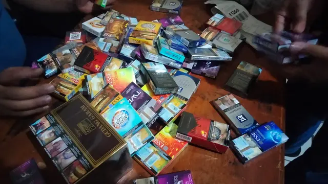 Barang bukti berupa uang dan bungkus rokok saat perampokan Indomaret di Jalan Gas Alam, Cimanggis, Kota Depok