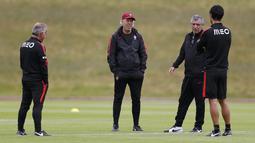 Pelatih Portugal, Fernando Santos (dua kanan) saat berdiskusi dengan asistennya pada sesi latihan di di Centre National de Rugby, Marcoussis, Prancis. (28/6/16). (REUTERS/John Sibley)
