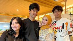 Setelah menikah, Meggy membawa ketiga anaknya dari pernikahan sebelumnya bersama Kiwil. Diketahui, kini Meggy menetap di kota asal suaminya, Makassar. (Instagram.com/meggywulandari_real)