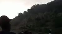 Beredar video di media sosial yang menyebutkan gunung bergerak sehingga menutupi jalan di Kupang NTT. (Liputan6.com/ Ist)
