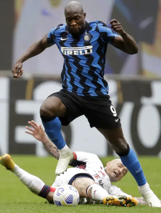 Penyerang Inter Milan, Romelu Lukaku berusaha melewati gelandang Cagliari, Radja Nainggolan pada pertandingan lanjutan Liga Serie A Italia di stadion San Siro di Milan, Italia, Minggu (11/4/2021). Inter menang tipis atas Cagliari 1-0. (AP Photo/Luca Bruno)