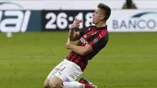 Striker AC Milan, Krzysztof Piatek, merayakan gol yang dicetak ke gawang Napoli pada perempat final Coppa Italia, di San Siro, Rabu (30/1/2019) dini hari WIB. (AP Photo/Antonio Calanni)
