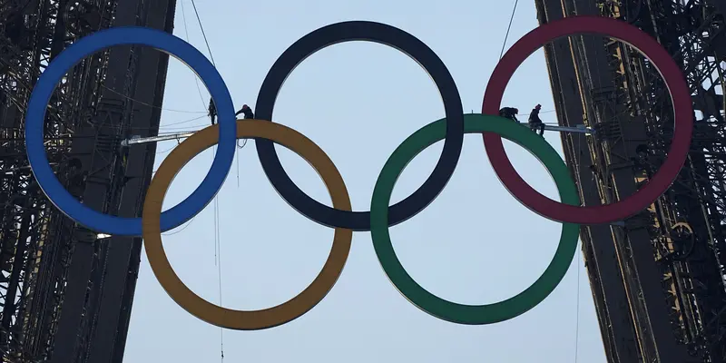 Cincin Olimpiade Dipajang di Menara Eiffel