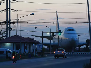 Sebuah pesawat Boeing 747 terlihat di persimpangan jalan raya Nakhon Pathom, Bangkok, Thailand (19/1). Pesawat ini sengaja diletakkan dipersimpangan jalan sebagai hiasan kota. (AFP PHOTO / Christophe Archambault)