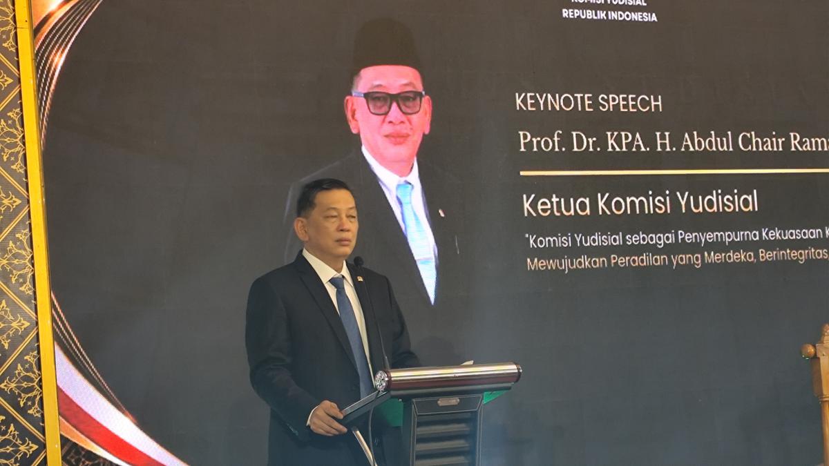 Ketua Komisi Yudisial Abdul Chair Ramadhan bicara kasus dugaan pelanggaran hakim dilaporkan Nadiem. (merdeka.com/Ihwan Fajar).