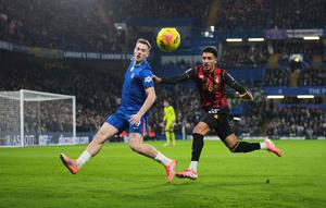 Pemain Chelsea, Liam Delap (kiri), berebut bola dengan pemain Bournemouth, James Hill, pada laga Premier League/Liga Inggris antara Chelsea vs Bournemouth di London, Inggris, Selasa, 30 Desember 2025. (AP Photo/Kin Cheung)