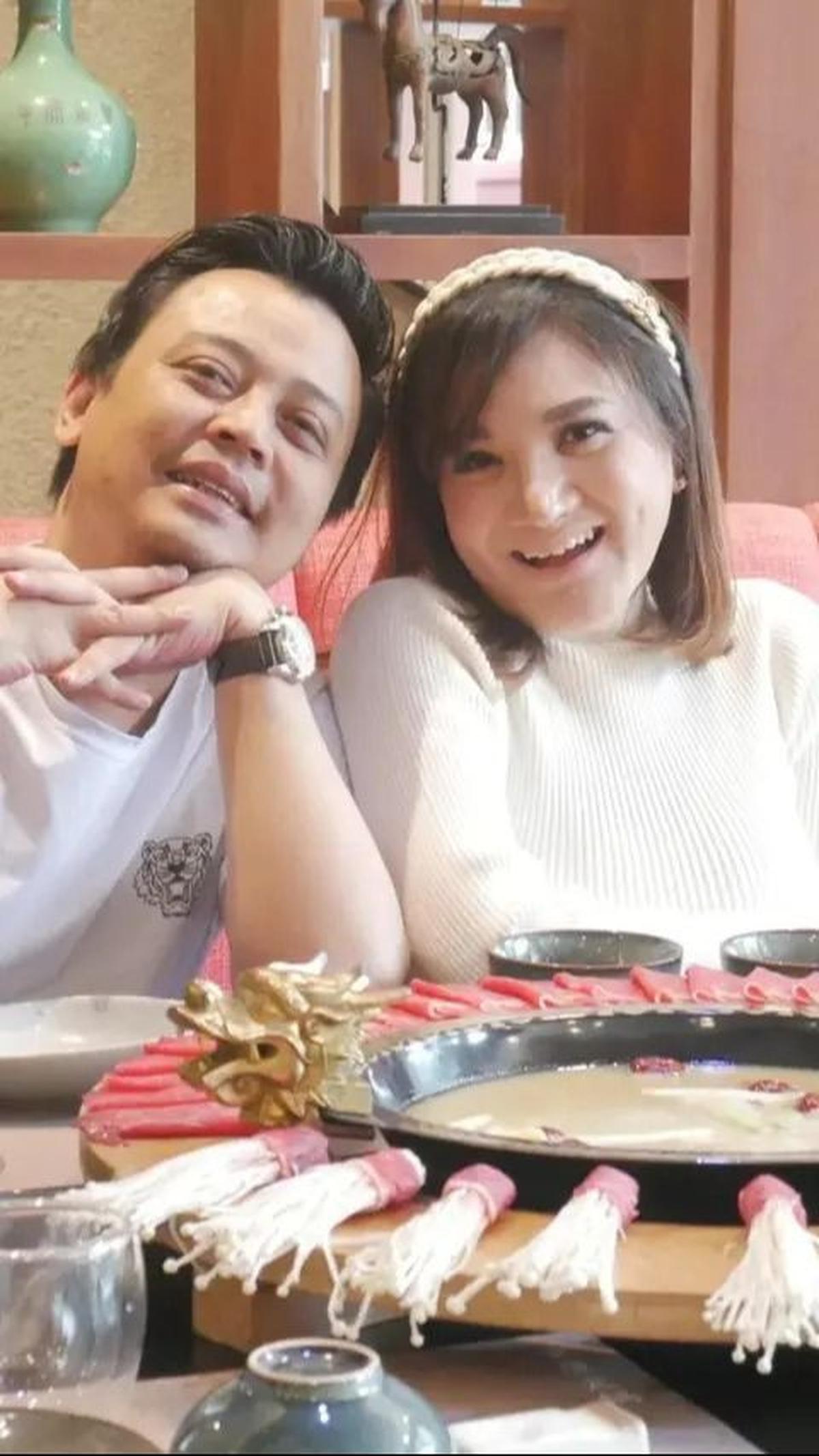 1. Kebersamaan Kiki Amalia dan suaminya, Agung Nugraha, terabadikan dalam sebuah potret yang memancarkan kebahagiaan.