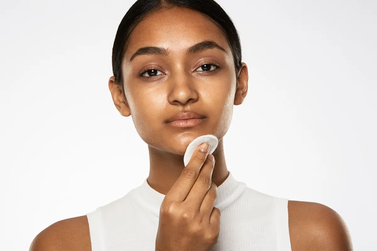 Supaya Komedo Kamu Lenyap, Ini Tips Makeup untuk Kulit Berminyak