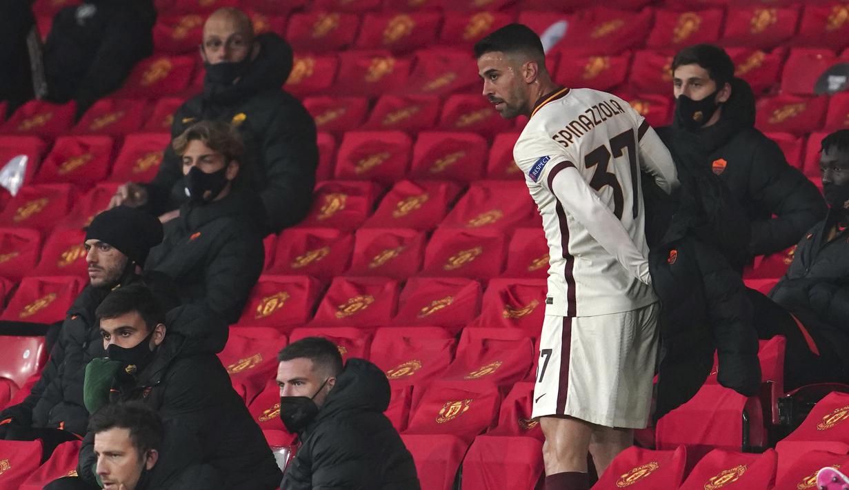 Pada menit ke-37, bek Leonardo Spinazzola ditarik keluar oleh manajer tim Paulo Fonseca sesaat setelah Edin Dzeko membuat AS Roma unggul 2-1 sebagai bagian dari strategi pertandingan. Ia digantikan oleh Bruno Peres. (AP/Jon Super)