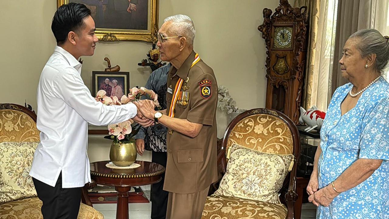 VIDEO: Istri Jenderal TNI Sepuh Try Sutrisno Kaget Sampai Tunjuk Kaki Gibran, Ini Penyebabnya