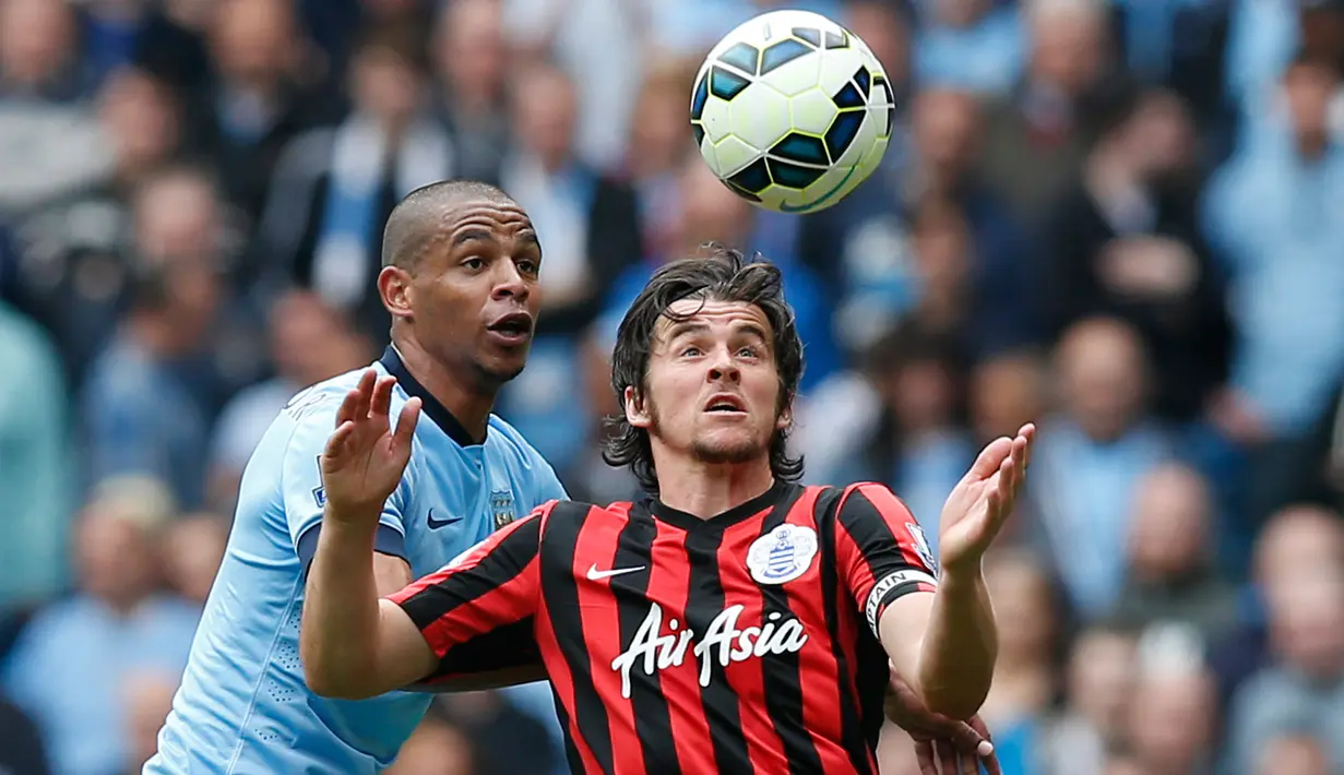 Gelandang Manchester City, Fernando (kiri) berusaha menghadang gelandang QPR Joey Barton saat Laga Liga Premier Inggris di Etihad Stadium, Minggu (10/5/2015). Manchester City menang 6-0 atas QPR. (Reuters/Andrew Yates)