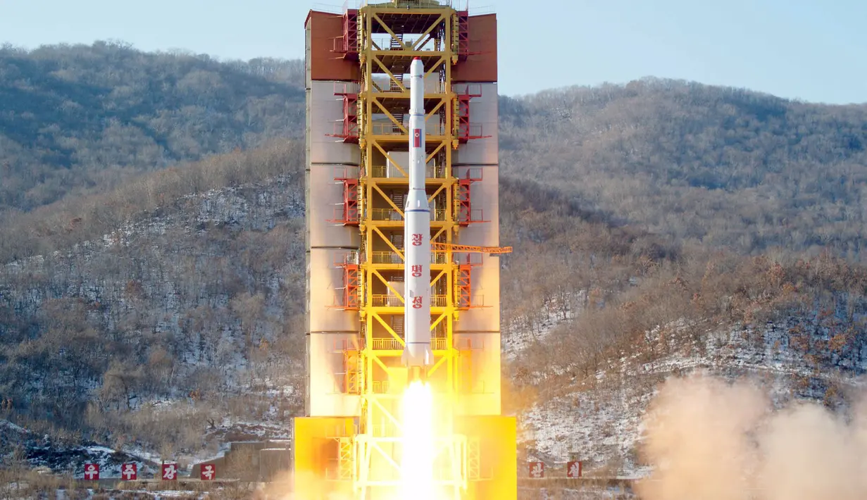 Korea Utara meluncurkan roket jarak jauh di lokasi peluncuran, Sohae, (7/2). Korea Utara mengatakan bahwa roket yang diluncurkan adalah sebuah satelit tetapi banyak kalangan yang menolak peluncuran roket tersebut. (REUTERS / Kyodo)