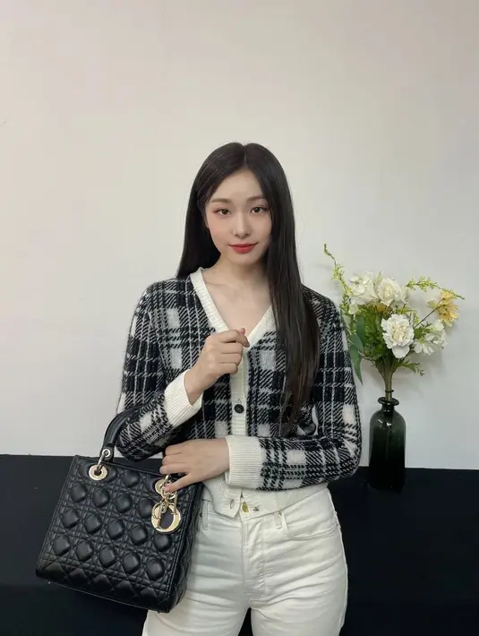 Padu padan Yuna Kim dengan tas Dior ini bisa untuk inspirasi workwear. Di sini, Yuna Kim membawa Medium Lady Dior Bag in Black Cannage Lambskin. Foto: Document/Dior.