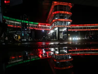 Halte CSW yang berhiaskan lampu warna-warni di Kawasan Kebayoran Baru, Jakarta, Kamis (5/8/2021). Konsep desain Cakra Selaras Wahana tersebut memiliki arti sebagai lingkaran penghubung yang setara antar moda. (Liputan6.com/Johan Tallo)