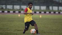 Gelandang serang anyar Bali United, Ilham Udin Armayn, mengontrol bola saat latihan jelang laga uji coba melawan Persib di Stadion Siliwangi, Bandung. (Bola.com/Vitalis Yogi Trisna)