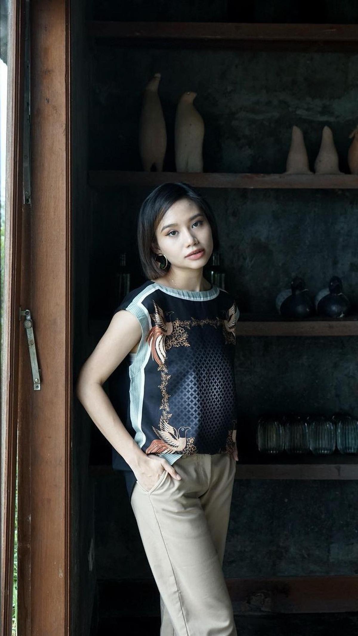 1. Pilih Atasan Batik Model Crop Top dan Sleeveless untuk Tampil Kasual Kekinian<br>
