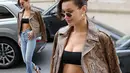 Bella Hadid tampil cantik dengan memamerkan underboob di akun Instagram pribadinya. Ia pun tak jarang tertangkap kamera paparazzi dengan gaya andalannya itu. (instagram/bellahadid)