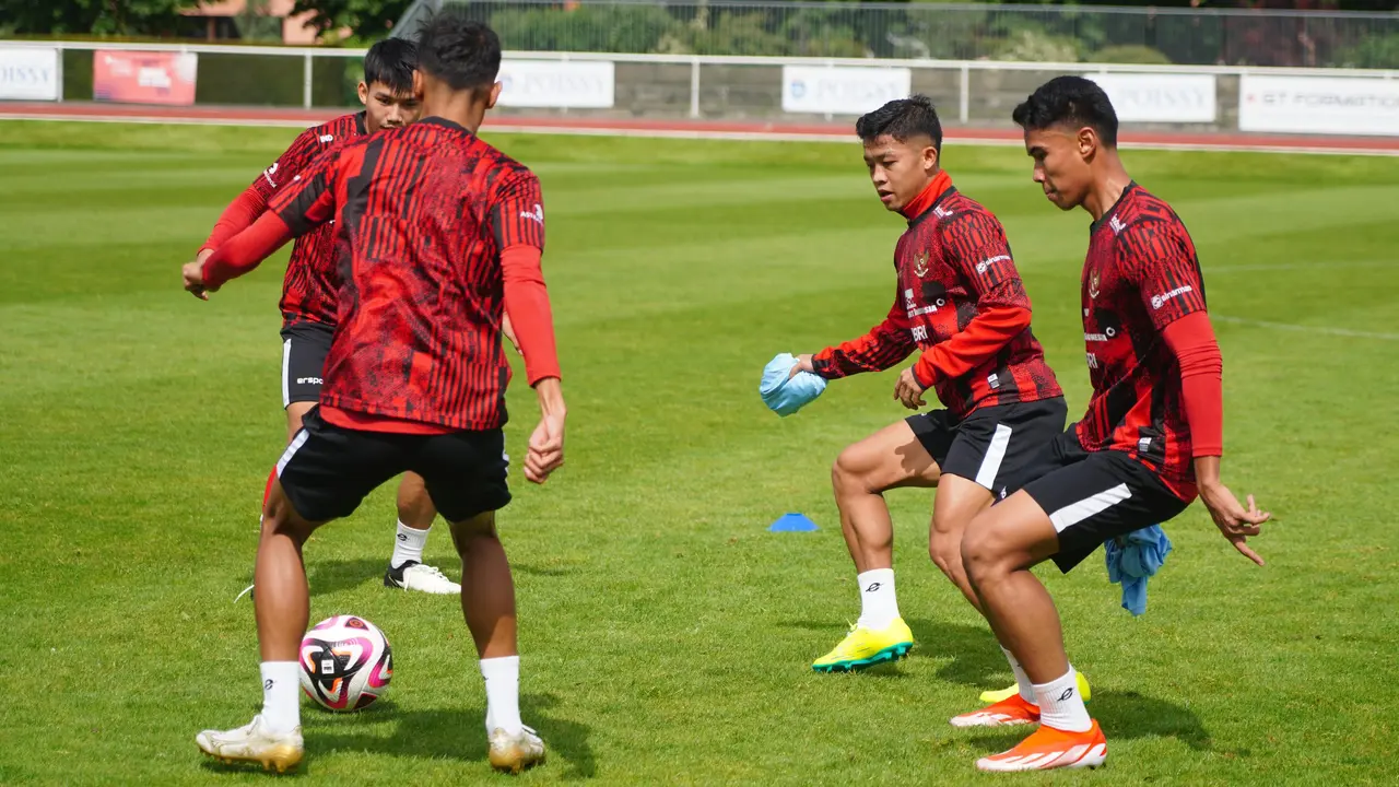 Timnas Indonesia U-23 berlatih di Stade Leo Lagrange, Paris, pada Senin (6/5/2024).