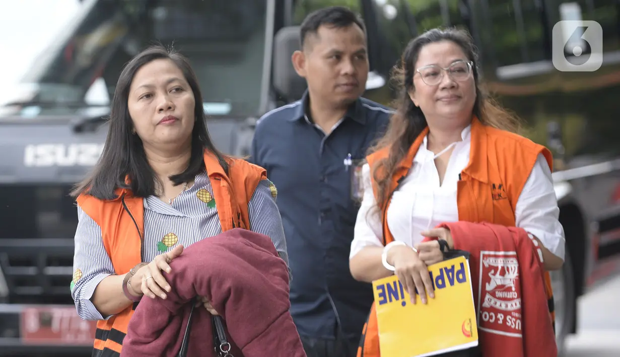 Indung selaku orang kepercayaan mantan anggota DPR dari Fraksi Golkar, Bowo Sidik Pangarso (kiri) dan mantan anggota Bawaslu, Agustiani Tio Fridelina (kanan) berjalan akan menjalani pemeriksaan di Gedung KPK, Jakarta, Selasa (4/ 2/2020). (merdeka.com/Dwi Narwoko)