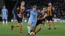 Gelandang Manchester City, Kevin De Bruyne, berhasil melewati bek Hull, Michael Dawson. Sebanyak 16 kali tembakan dilakukan oleh anak asuh Pep Guardiola, sementara Hull hanya melepaskan 10 tendangan. (Reuters/Ed Sykes)