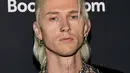 <p>Machine Gun Kelly saat menghadiri Time100 Next Gala di SECOND Floor, New York City, Amerika Serikat, 25 Oktober 2022. Kelly bahkan mengenakan korset tembus pandang. (Jamie McCarthy/Getty Images/AFP)</p>