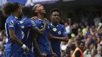 Skuad Chelsea merayakan gol Joao Pedro ke gawang Fulham di pekan ketiga Premier League 2025/2026 di Stamford Bridge, Sabtu (30/08/2025) malam WIB. (AP Photo/Ian Walton)
