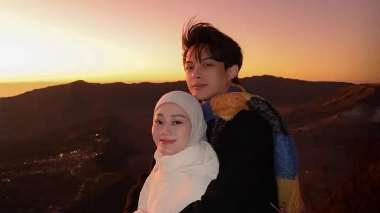 7 Potret Dinda Hauw dan Rey Mbayang Liburan di Bromo, Pakai Campervan
