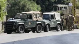 Militer Lebanon mengatakan seorang pria melepaskan tembakan ke arah kedutaan, dan bahwa pasukan Lebanon kemudian membalas tembakan tersebut. (AP Photo/Bilal Hussein)
