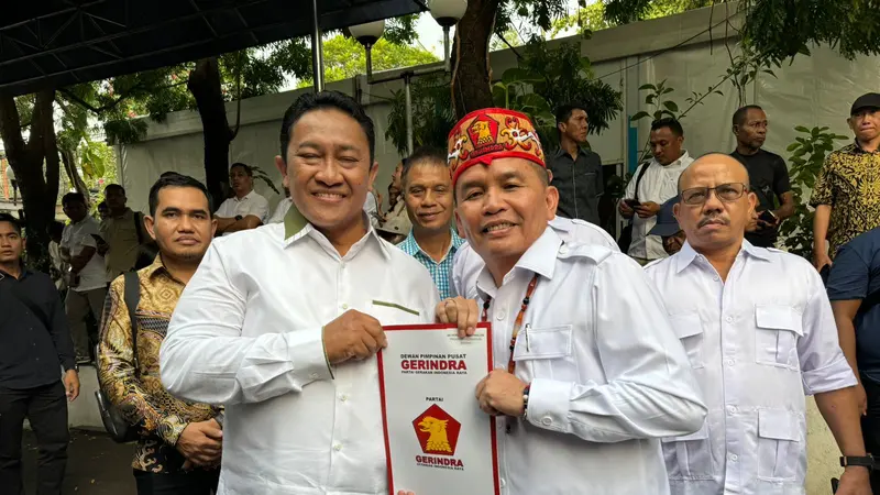 Pasangan calon gubernur dan wakil gubernur Kalimantan Tengah (Kalteng) periode 2024-2029, Agustiar Sabran-Edy Pratowo (kanan-kiri) resmi mendapat surat rekomendasi B1 KWK dari Dewan Pimpinan Pusat (DPP) Partai Gerindra, Jakarta, Jumat (23/8) (Istimewa)