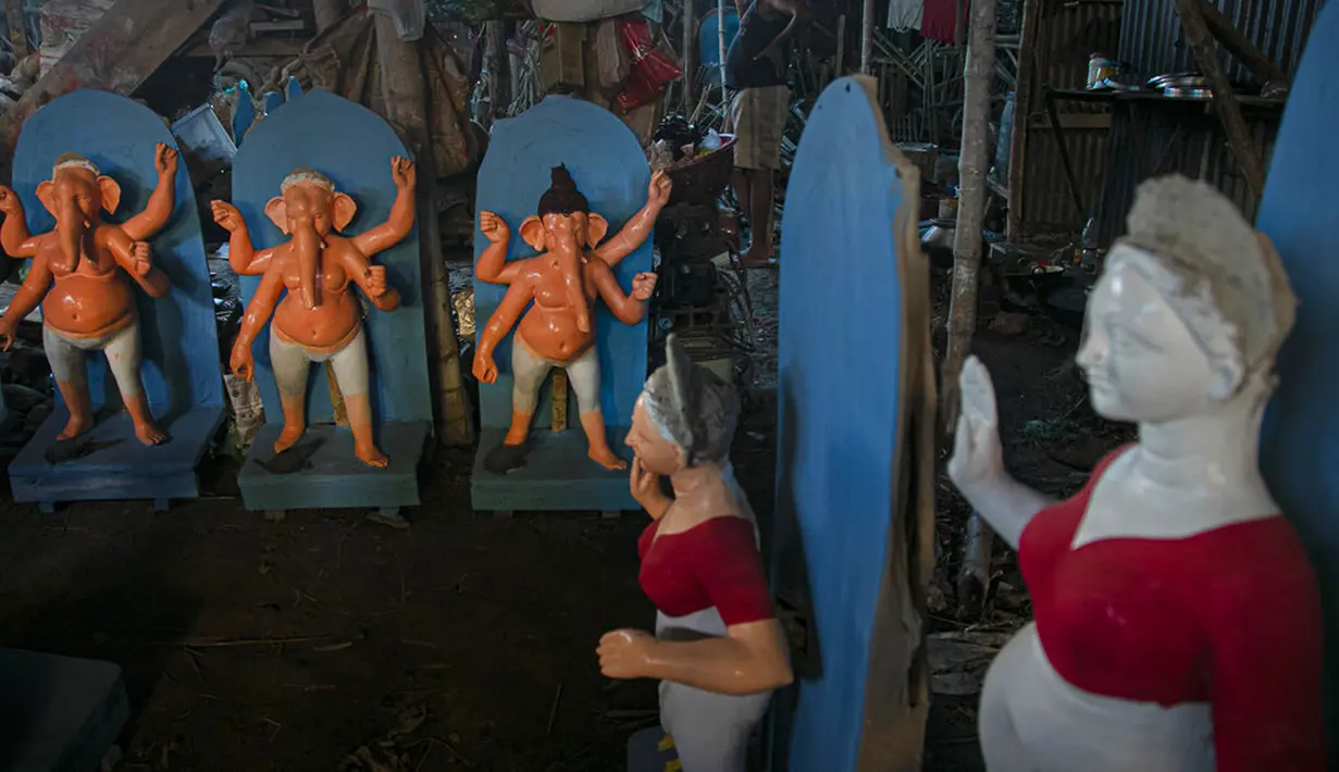 Patung-patung Dewi Durga terlihat jelang Festival Durga Puja di Gauhati, India, Jumat (16/10/2020). Para pejabat kesehatan memperingatkan tentang potensi penyebaran COVID-19 selama musim festival keagamaan dengan pertemuan besar di kuil dan distrik perbelanjaan. (AP Photo/Anupam Nath)