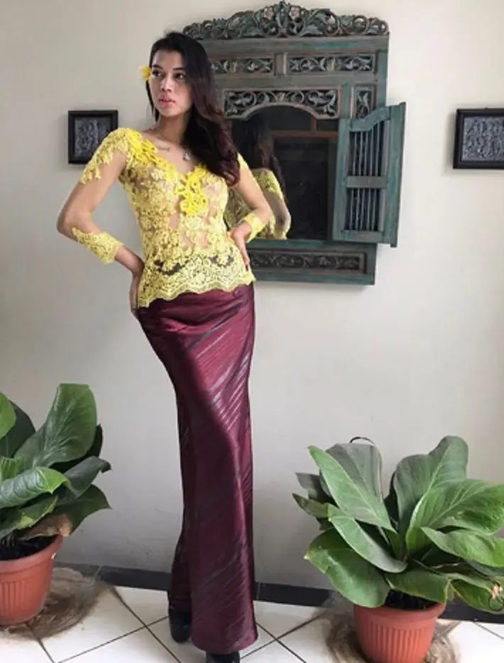 Dinda Syarif memakai kebaya Bali. (Instagram/dindasyarif)