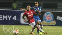 Striker Bali United, Irfan Bachdim, berusaha melewati gelandang Persib Bandung, Hariono, saat laga uji coba di Stadion GBLA Bandung, Jawa Barat, Sabtu (8/4/2017). (Bola.com/Vitalis Yogi Trisna)