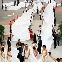 Gaun pengantin yang sangat panjang.. (Sumber Foto: omgcheckitout)