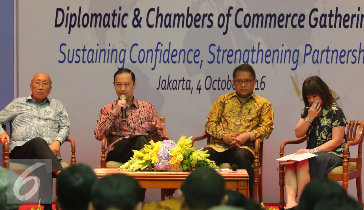 Kepala BKPM Thomas Lembong (kedua kiri) menyampaikan materi saat seminar Diplomatic and Chambers of Commerce Gathering, Jakarta, Selasa (4/10). Acara itu digelar untuk memperingati Hari Batik dan Hari Kopi Internasional. (Liputan6.com/Angga Yuniar)