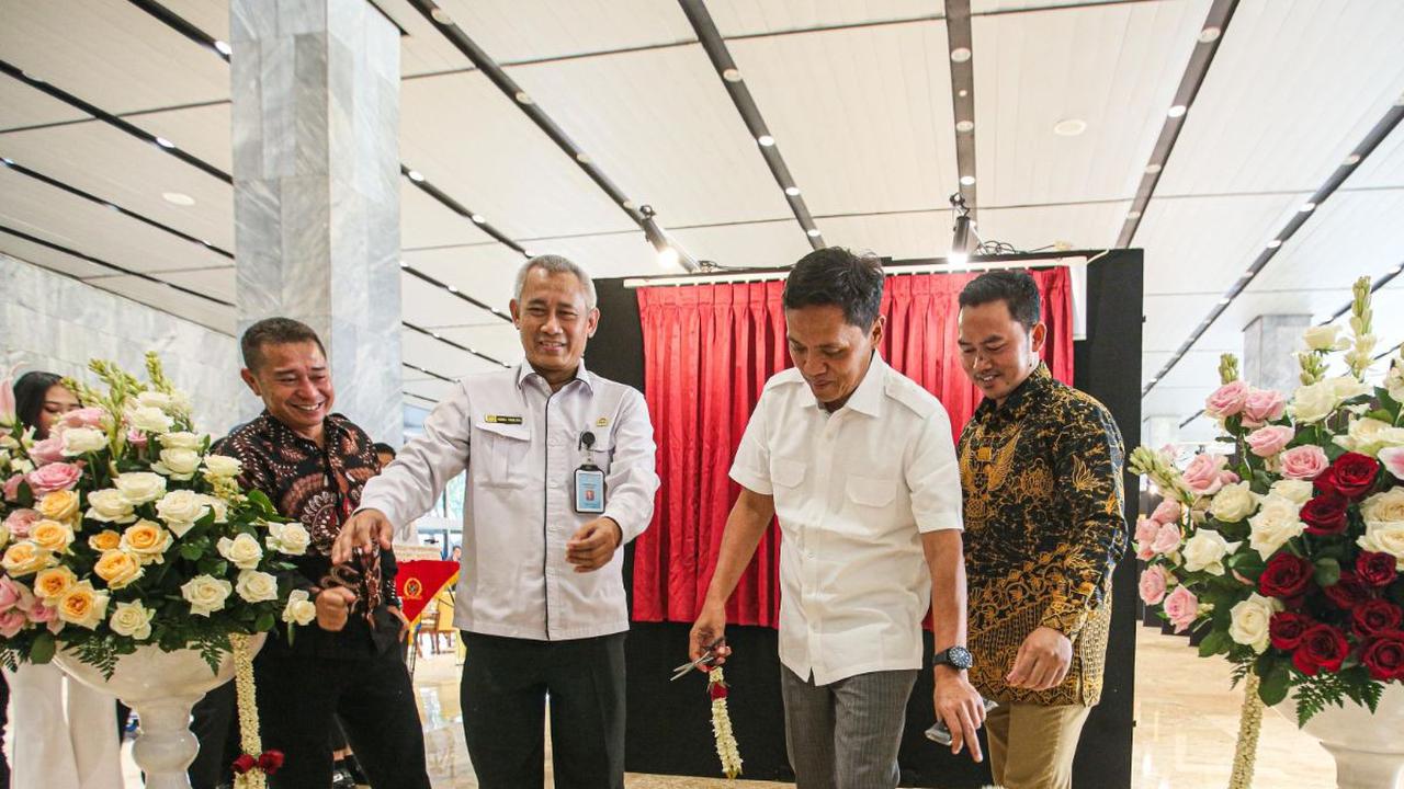 Di awal acara, Pameran Foto Warna-warni di Gedung MPR-DPR Senayan ini resmi dibuka  secara simbolis dengan pemotongan tali bunga oleh Wakil Ketua Komisi III DPR Habiburakhman.